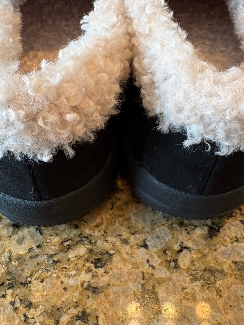 Vionic slippers - Picture 6 of 7